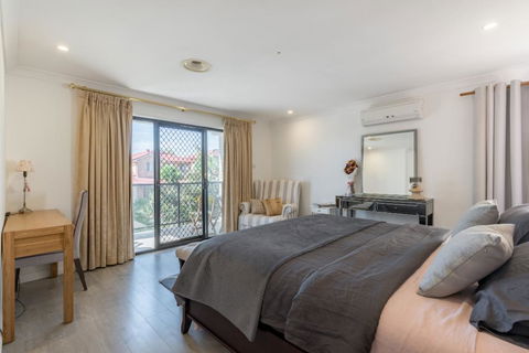 ULTRA SPACIOUS STYLISH HOME IN PRESTONS - SYDNEY - Petrol Stations 2
