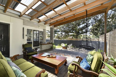 UMINA BEACH KOKOMO- Walk To The Beach, FAMILY And PET FRIENDLY Set Of 3 Vintage Original Holiday Flats & Vintage Caravan And Bat - Renee 2
