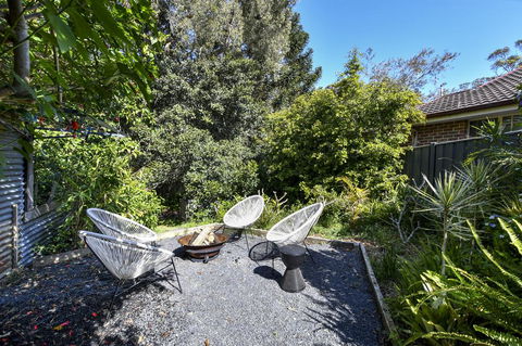 UMINA BEACH KOKOMO- Walk To The Beach, FAMILY And PET FRIENDLY Set Of 3 Vintage Original Holiday Flats & Vintage Caravan And Bat - Renee 3
