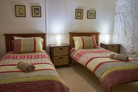 Underground Bed & Breakfast - Internet Find 3