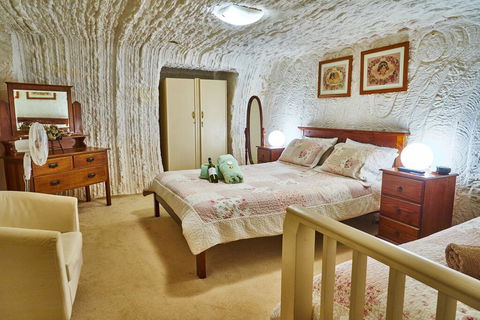 Underground Bed & Breakfast - Internet Find 2
