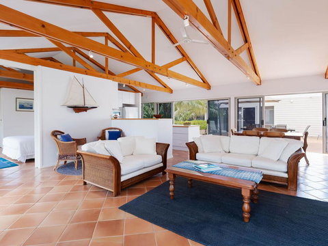 Unit 1 44 Danalene Pde Fantastic Waterfront Property With Air Con - Renee 1