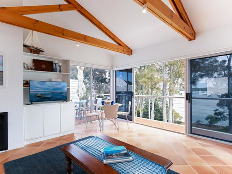 Unit 1 44 Danalene Pde Fantastic Waterfront Property With Air Con - Renee 3