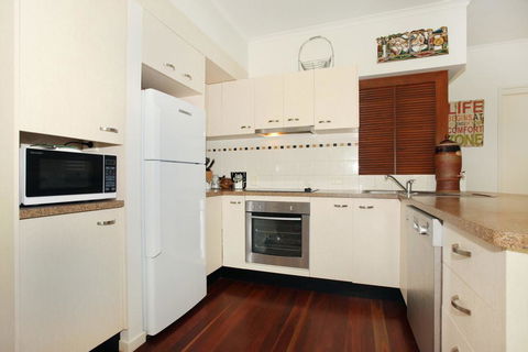 Unit 1 On The Park, Frank Street Coolum Beach: WIFI, 400 Bond, LINEN INCLUDED - Renee 3