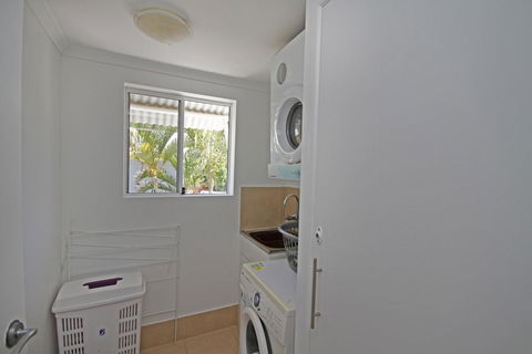 Unit 2, Beach Gallery, 9 Andrew Street Point Arkwright, 500 BOND, LINEN SUPPLIED - Renee 2