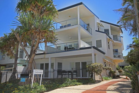 Unit 2, Beach Gallery, 9 Andrew Street Point Arkwright, 500 BOND, LINEN SUPPLIED - Renee 0