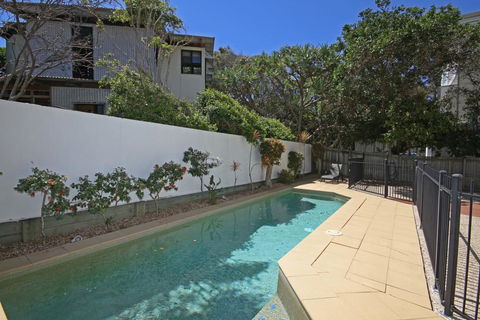 Unit 2, Beach Gallery, 9 Andrew Street Point Arkwright, 500 BOND, LINEN SUPPLIED - Renee 1