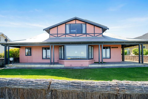 Victor Harbor Beachfront Bliss + WiFi - Internet Find 1