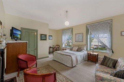 Victoria House - Renee 0