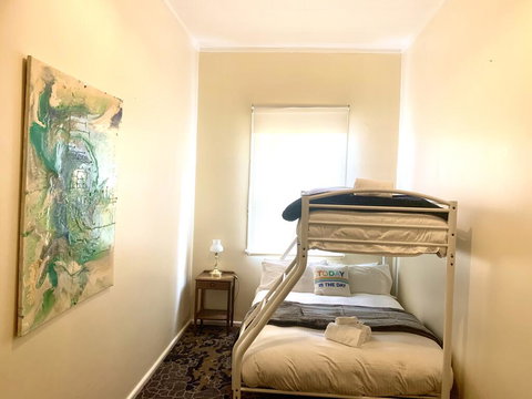 Victoria Albert Guest House Bar Cafe And Restaurant - Renee 1