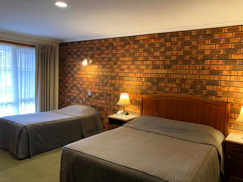 Victoriana Motor Inn - Swimm 1