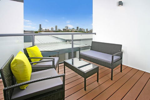 Views From Red Hill - Modern And Spacious Split-Level Executive 3BR Red Hill Apartment Close To CBD - Renee 2