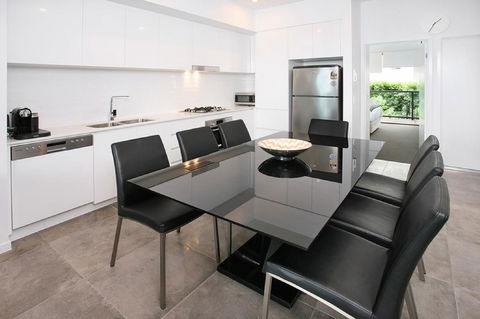 Views From Red Hill - Modern And Spacious Split-Level Executive 3BR Red Hill Apartment Close To CBD - Renee 1