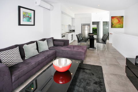 Views From Red Hill - Modern And Spacious Split-Level Executive 3BR Red Hill Apartment Close To CBD - Renee 0