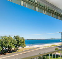 VIEWS VIEWS VIEWS Front Top Floor Waterfront Unit - Chnook Apartments South Esp Bongaree - Internet Find