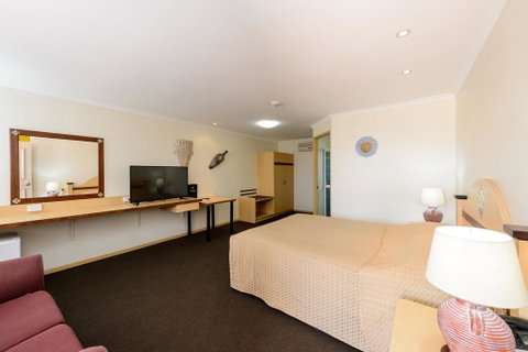 Villa Mirasol Motor Inn - Petrol Stations 3