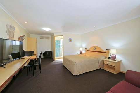 Villa Mirasol Motor Inn - Petrol Stations 2
