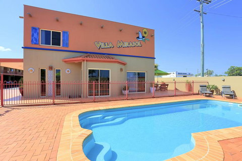 Villa Mirasol Motor Inn - Swimm 1