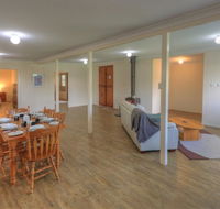 Village Stays Coldstream Gallery Bungalow - Renee