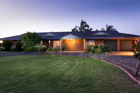 Vineyard Retreat Mildura - Renee 0