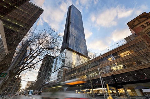 Wake To Eureka Tower Views From Prestigious Collins St - Petrol Stations 1