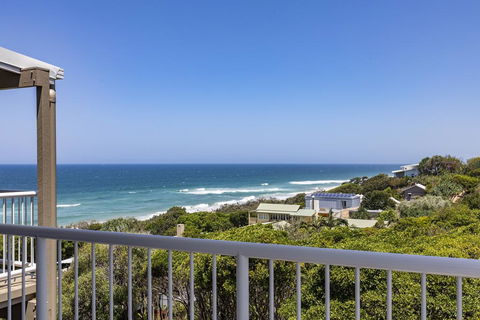 Wake Up To Ocean Views In Stylish Comfort - Petrol Stations 0