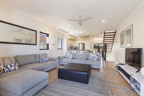 Wake Up To Ocean Views In Stylish Comfort - Petrol Stations 1