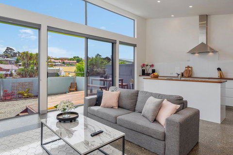 Walk To Salamanca, Queens Cottage LUX 3bdm Queens Cottage - Renee 0