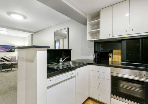 Walk To The MCG, The Tan, Botanic Gardens & Train - Renee 1