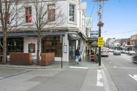 Walk To The MCG, The Tan, Botanic Gardens & Train - Renee 3