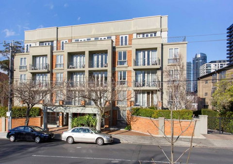 Walk To The MCG, The Tan, Botanic Gardens & Train - Renee 0