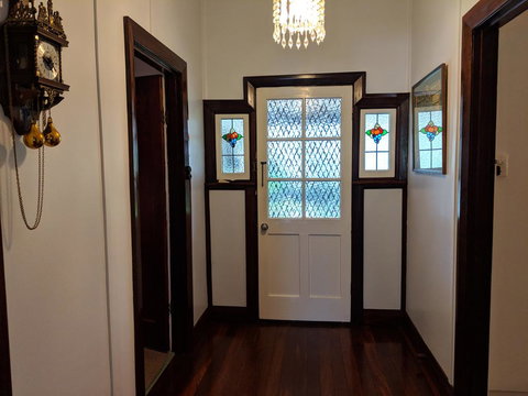 Walnut Cottage - 2 Bedroom Pet Friendly Country Cottage - Renee 2