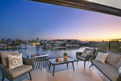 Waterfront Boutique Apartment - Personal Concierge - Internet Find 1