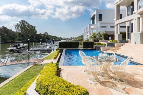 Waterfront Home / Amazing Place To Be - Petrol Stations 0