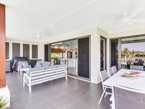 WATERFRONT HOME BORDERING MOOLOOLABA - Renee 2