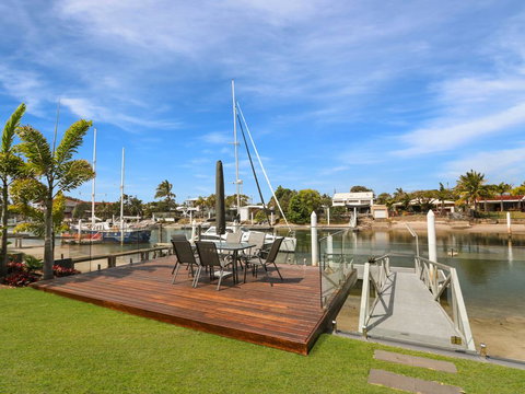 WATERFRONT HOME BORDERING MOOLOOLABA - Renee 1