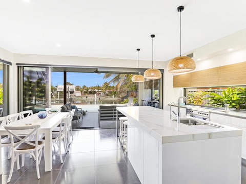 WATERFRONT HOME BORDERING MOOLOOLABA - Renee 3