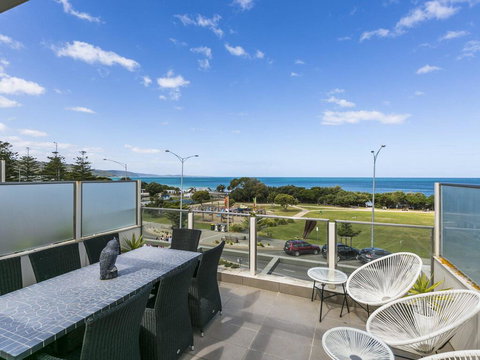 WATERFRONT THREE- In The Heart Of Lorne - Renee 0