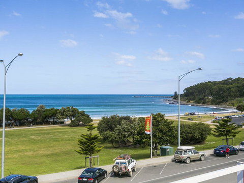 WATERFRONT THREE- In The Heart Of Lorne - Renee 2