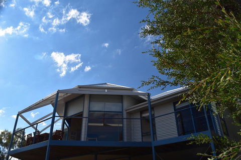 Waterline Holiday Home - Internet Find 1