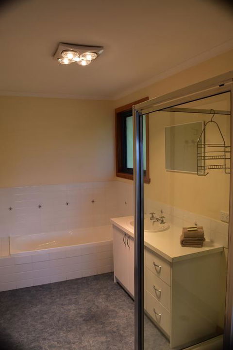 Waterline Holiday Home - Internet Find 3