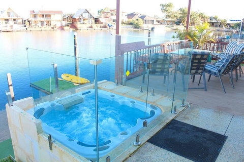 Waterside Resort Style - Renee 0