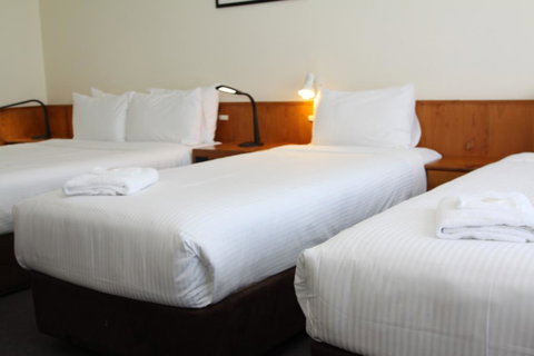 Waterview Gosford Motor Inn - Swimm 2