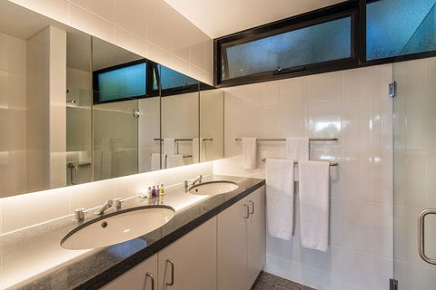 Waves 3 Luxury 3 Bedroom Endless Ocean Views Central Location + Buggy - Internet Find 1