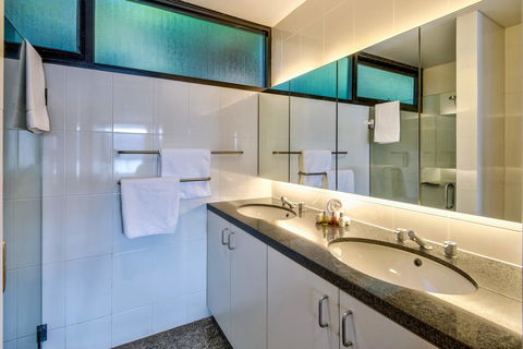 Waves 5 Luxury 3 Bedroom Breathtaking Ocean Views Central Location - Internet Find 3