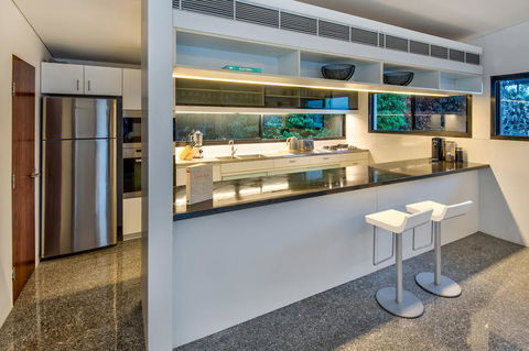 Waves 5 Luxury 3 Bedroom Breathtaking Ocean Views Central Location - Internet Find 1