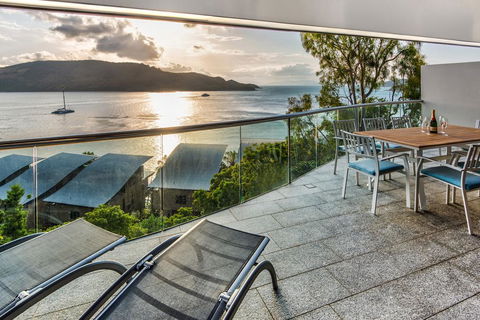 Waves 5 Luxury 3 Bedroom Breathtaking Ocean Views Central Location - Internet Find 2
