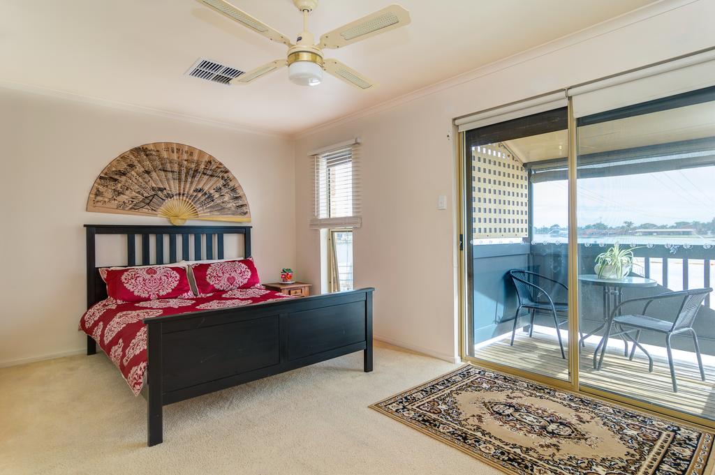 Accommodation West Lakes SA Renee