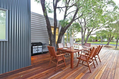 Whatmans Beach House - Renee 1