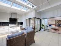 Whispering Sands' 10 Sandy Point Road - Luxury waterfront home with aircon WIFI  Foxtel